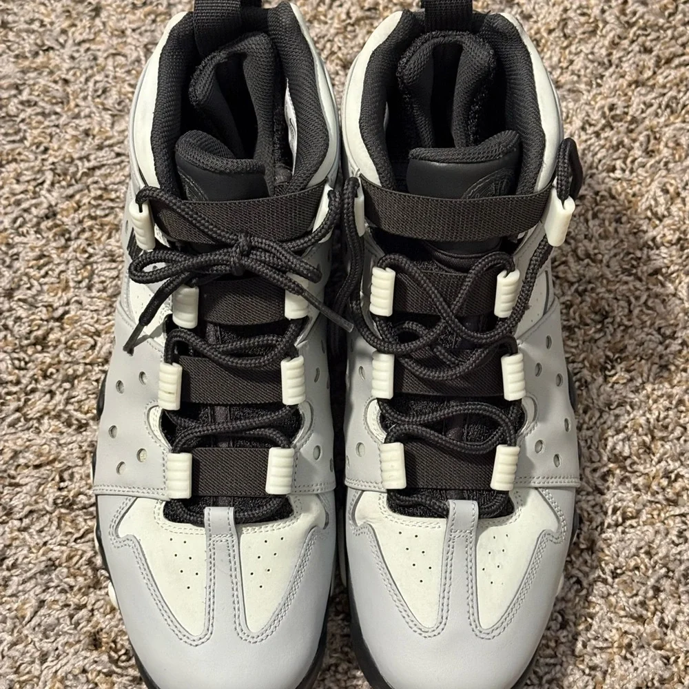 Nike Men’s Black and Gray Shoes - Picture 3 of 10